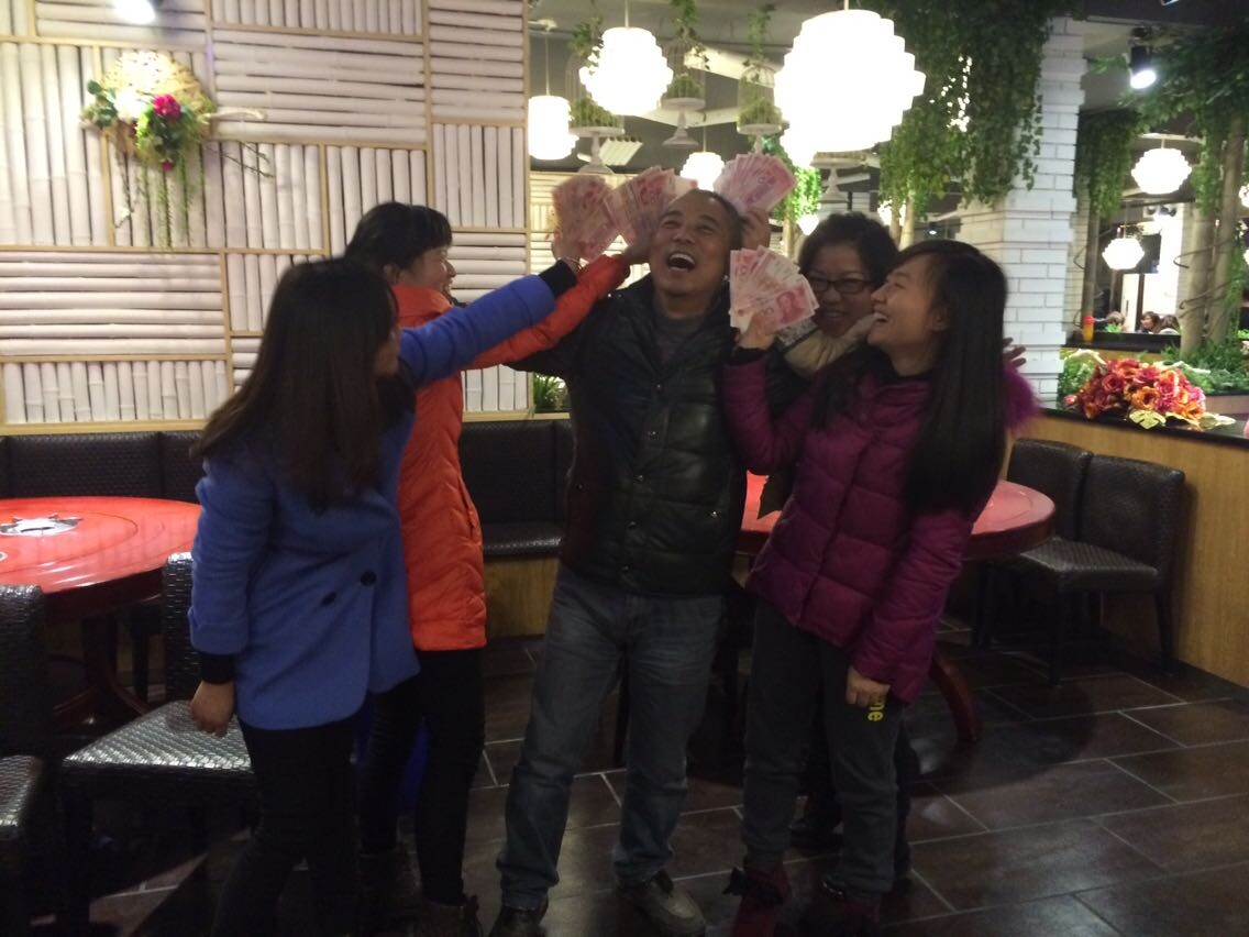 艺川标识李总与销售部四大美女